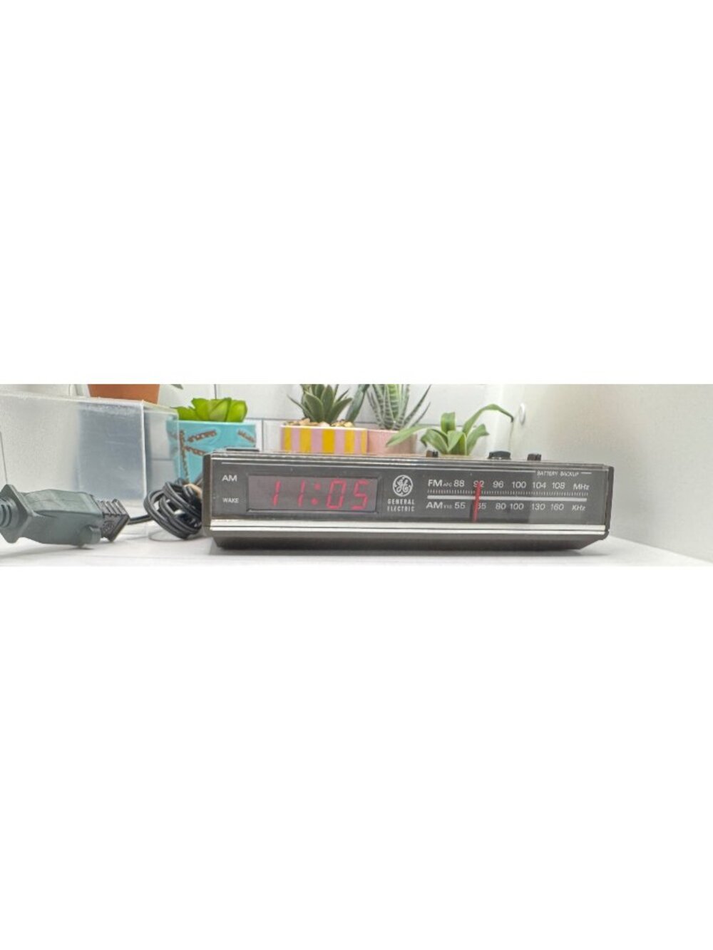 Vintage General Electric Electronic Digital FM/AM Clock Radio Model 7-4624A
